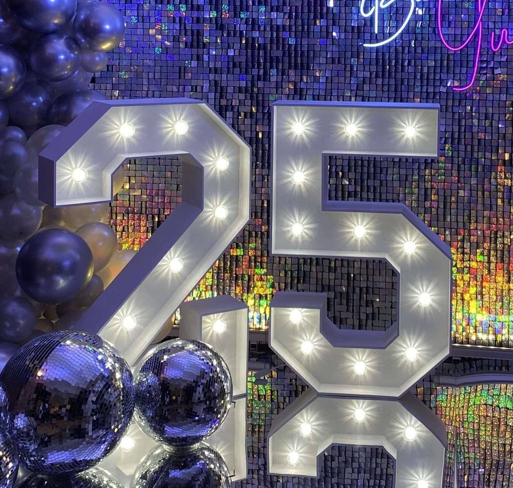 Две цифры с лампочками