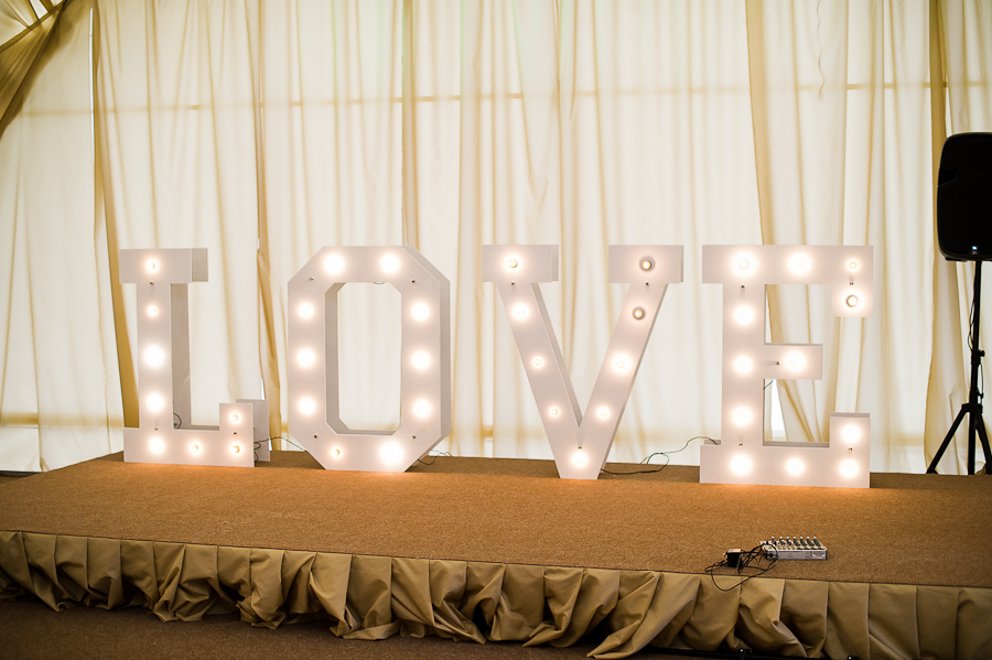Светящиеся буквы LOVE