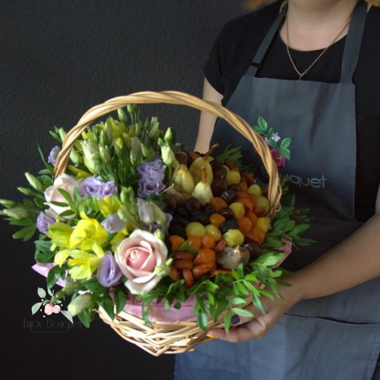 Корзинка с цветами и сухофруктами "Весенний привет", 27 см