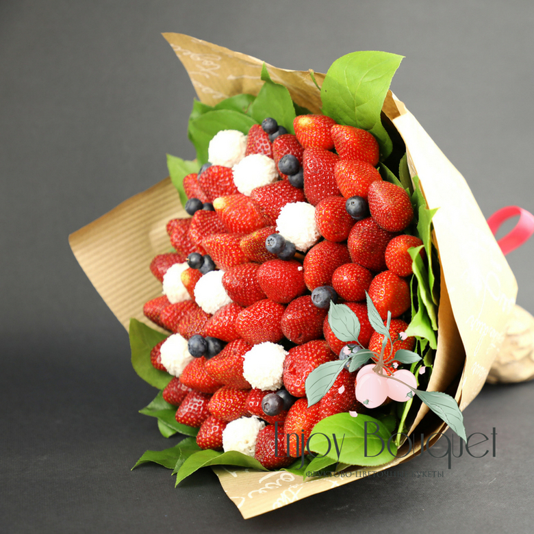 Клубничный букет с черникой и рафаэлло "Сладкий презент"