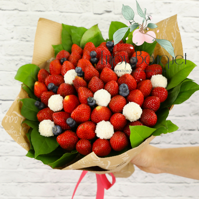 Клубничный букет с черникой и рафаэлло "Сладкий презент"