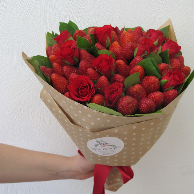 Букет из клубники и алых роз "Богема", 1 кг клубники и 11 роз
