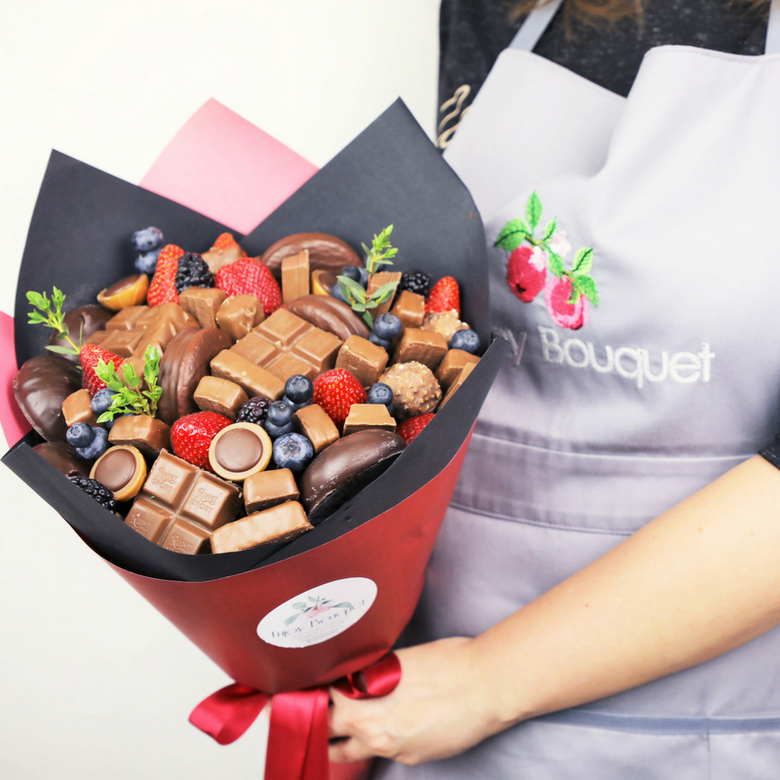 Сладкий букет из шоколада и ягод "Вкусные мечты", 28 см
