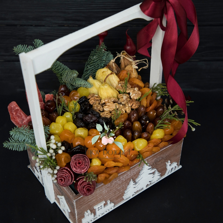 Набор из вкусных сухофруктов в ящике "Зимний прием", вес 2 кг