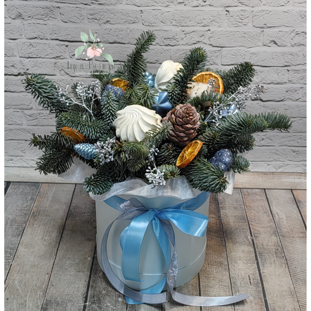 Новогодний букет в шляпной коробке "Зимняя фея", 30 см