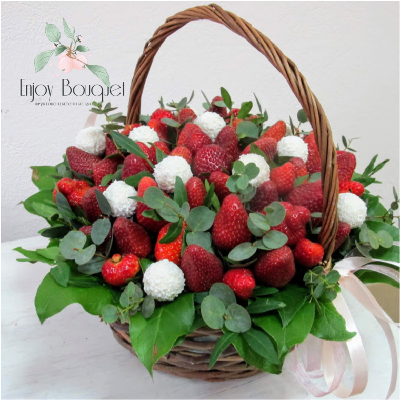 Корзина с клубникой и рафаэло "Сладкое удовольствие", 1 кг