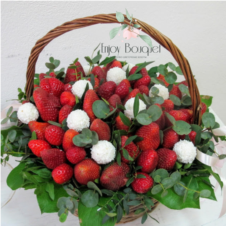 Корзина с клубникой и рафаэло "Сладкое удовольствие", 1 кг