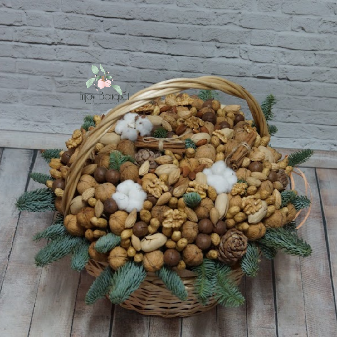 Корзина с орехами "Щелкунчик", диаметр 40 см
