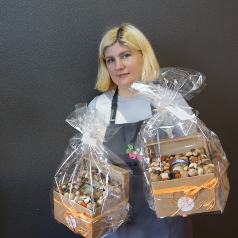 Подарочный набор из орехов и сухофруктов с медом "Ай, как вкусно", вес 1.3. кг