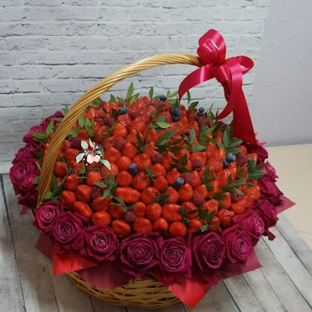 Корзина с клубникой и розами "Время любить"