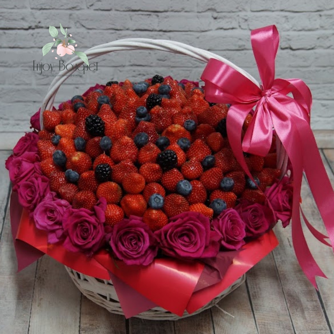 Корзина с клубникой и розами "Время любить"