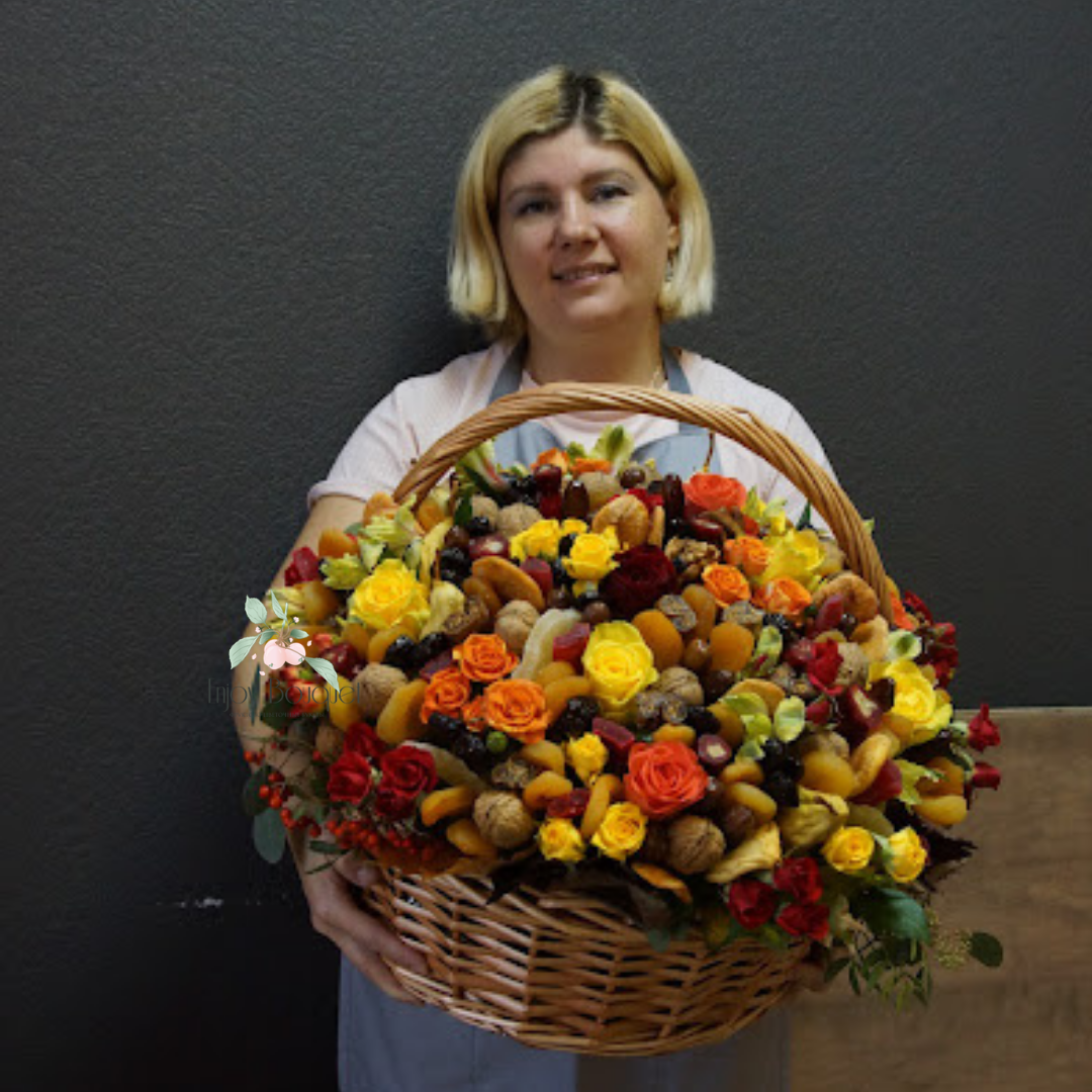 Корзина с сухофруктами и цветами "Щедрость осени", 50 см