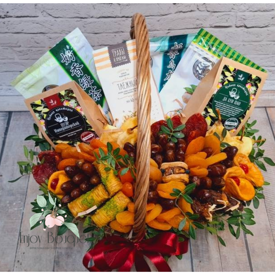 Корзина с сухофруктами и чаем