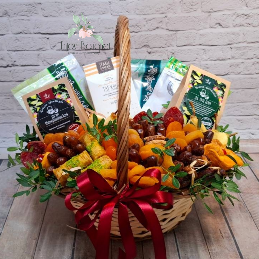 Корзина с сухофруктами и чаем