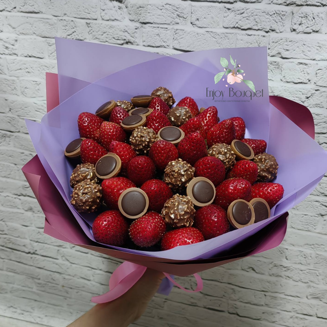 Букет из клубники и конфет "Без повода"