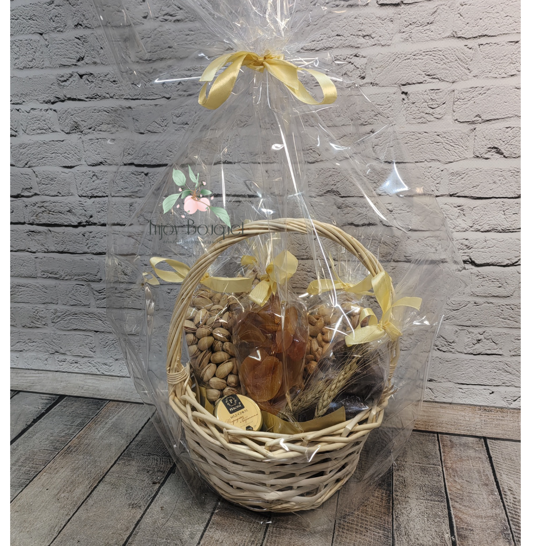 Корзинка с орехами и сухофруктами "Презент 2"