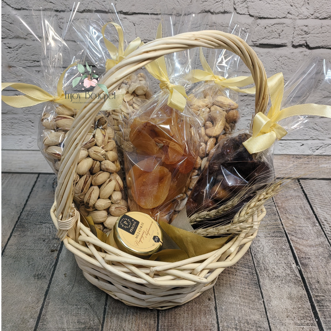 Корзинка с орехами и сухофруктами "Презент 2"