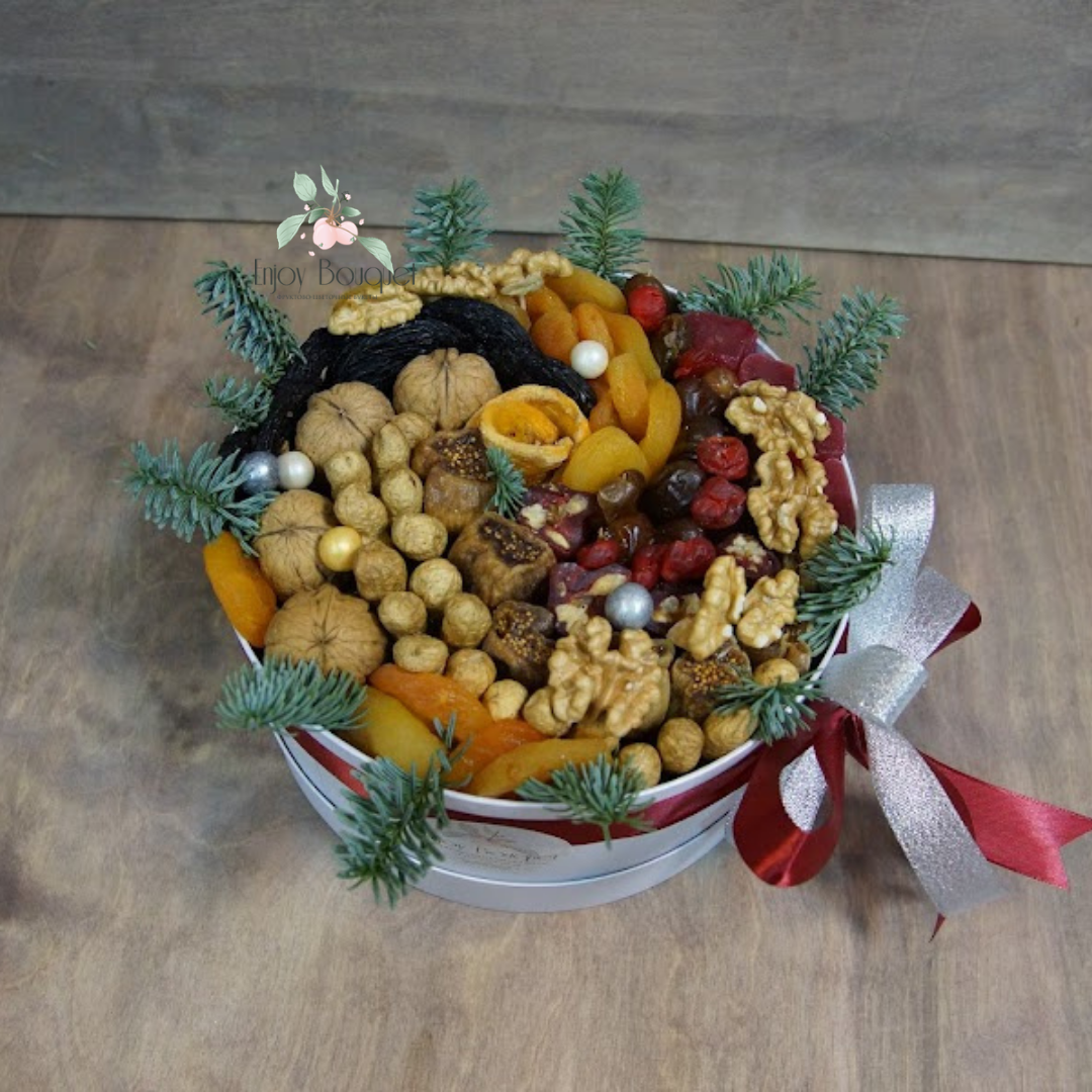 Набор сухофруктов и орехов в шляпной коробке "Снежная вьюга". 20 см