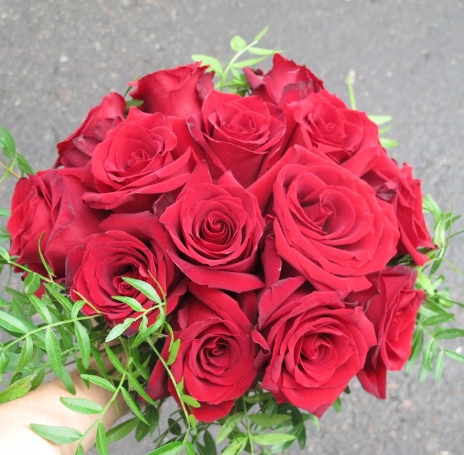 Букет невесты из бордовых роз "Бархат"