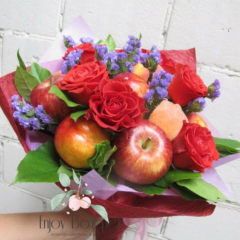 Букет фруктовый с алыми розами "Торжественный"