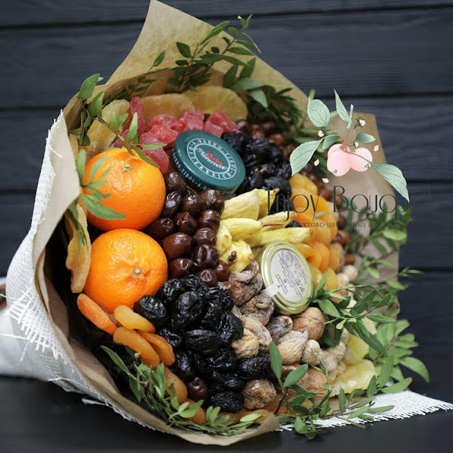 Букет из сухофруктов, орехов с медом и вареньем "Вкусные витамины", 35 см