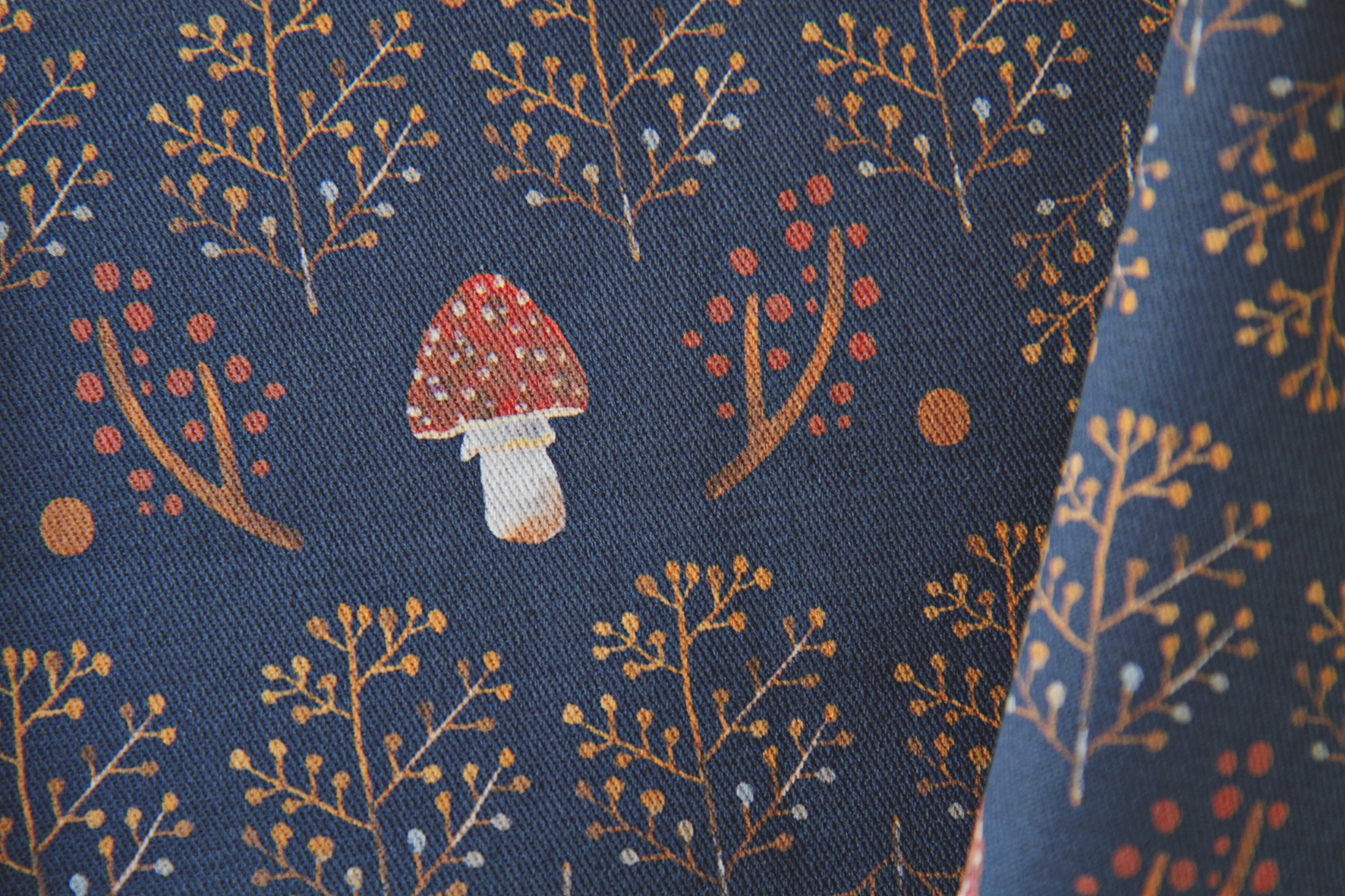 Ткань "Мухоморы в сухоцветах" / синий