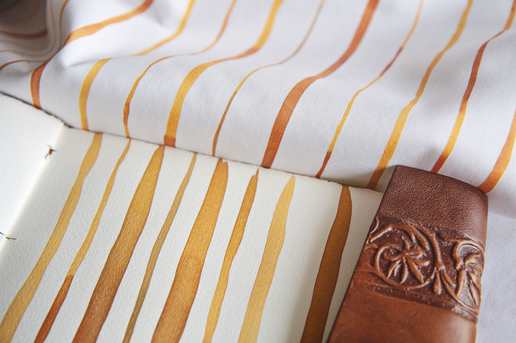 Сатин "Cолнечная полоска и горсть сердец" / белый