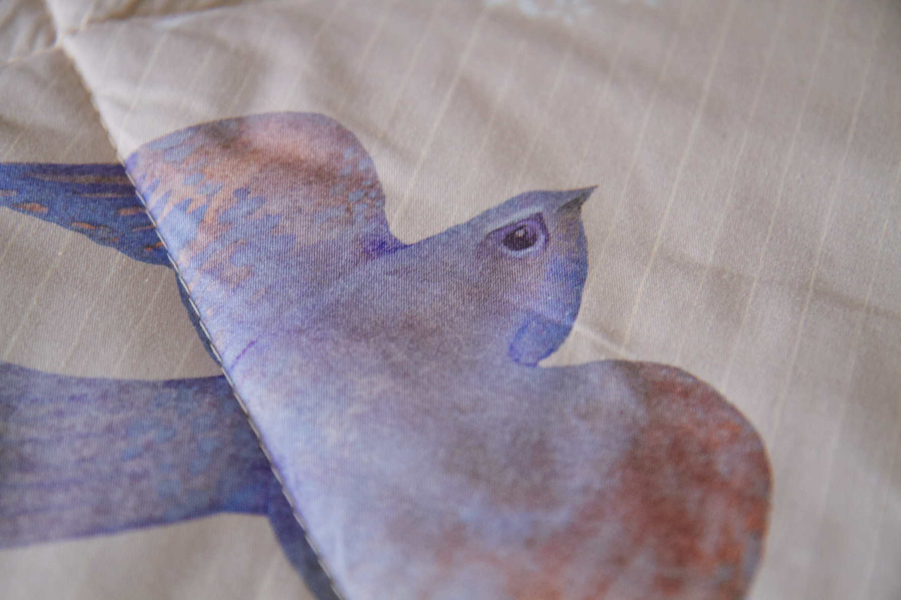 Сатин "Cтрижи кружат" / деликатно-серый