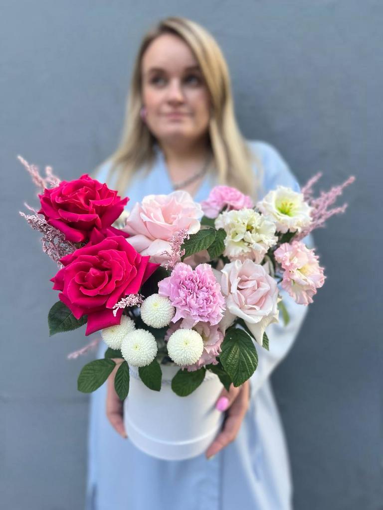 Шляпная коробка с яркой розой