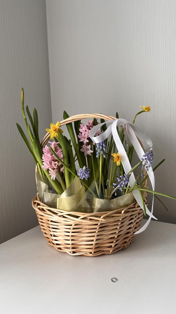 Лукошко с первоцветами