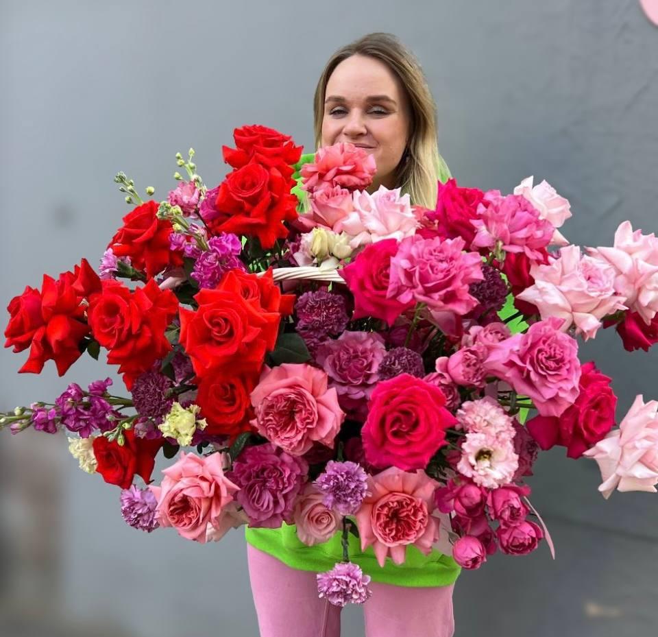 Большая корзина с французскими розами