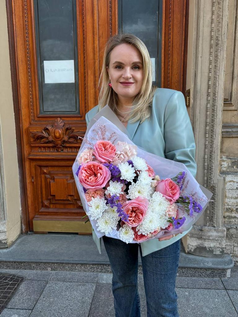 Букет с розами, статицей и хризантемой