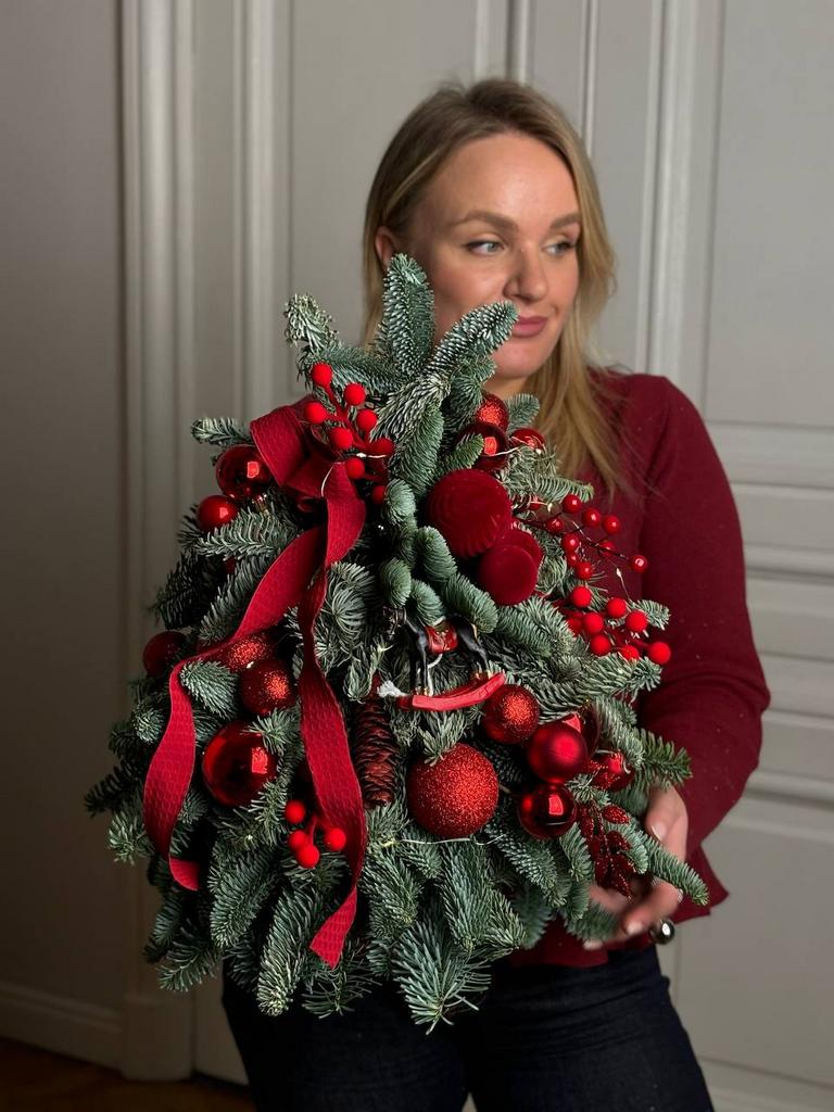 Ёлка с бархатными шарами и ягодами