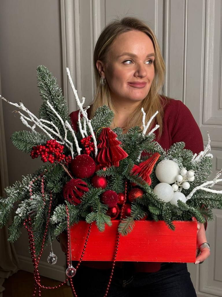 Композиция в ящике с бусинами