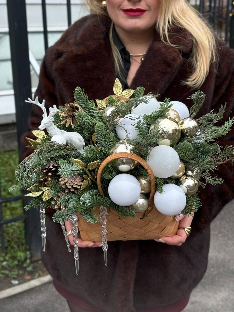 Композиция в корзине с сосульками