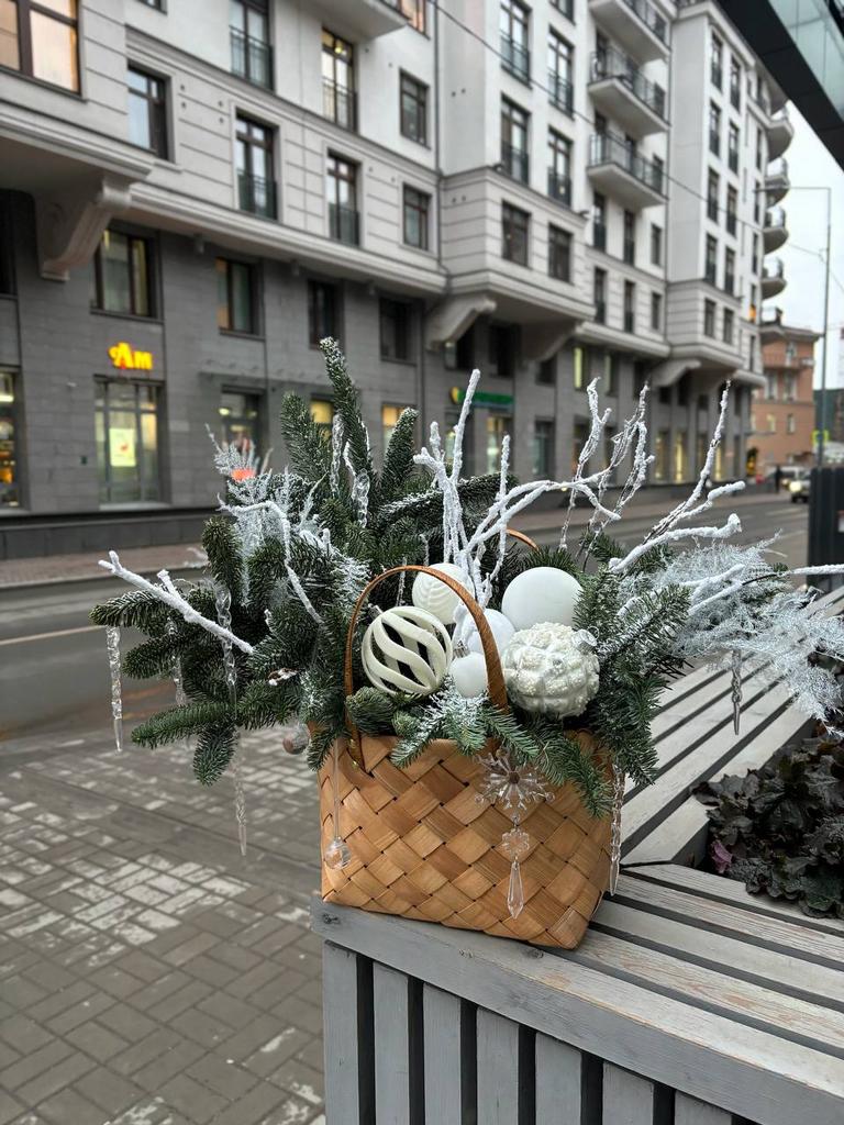 Композиция в корзине с аспарагусом, ветками и сосульками