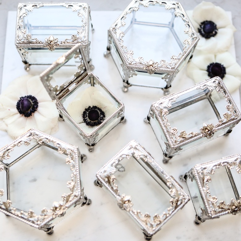 Стеклянная серебристая шкатулка в витражной технике Тиффани