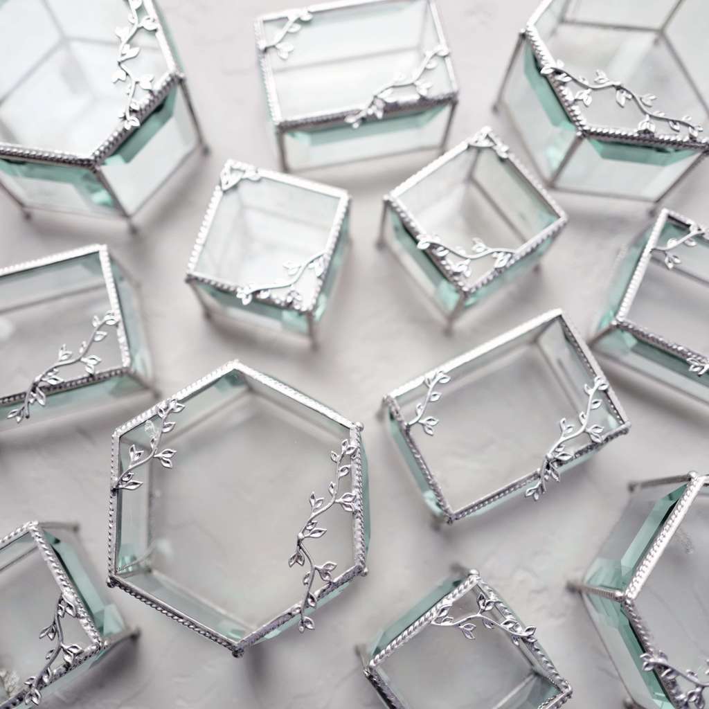 Стеклянная серебристая шкатулка в витражной технике Тиффани с веточкой