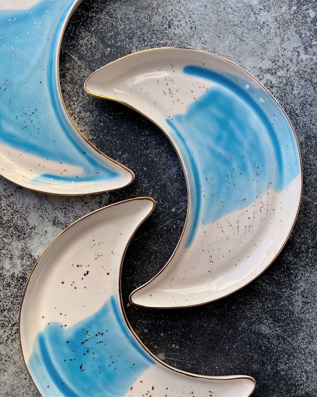 Тарелка в форме месяца из серии "Волна" с золотом