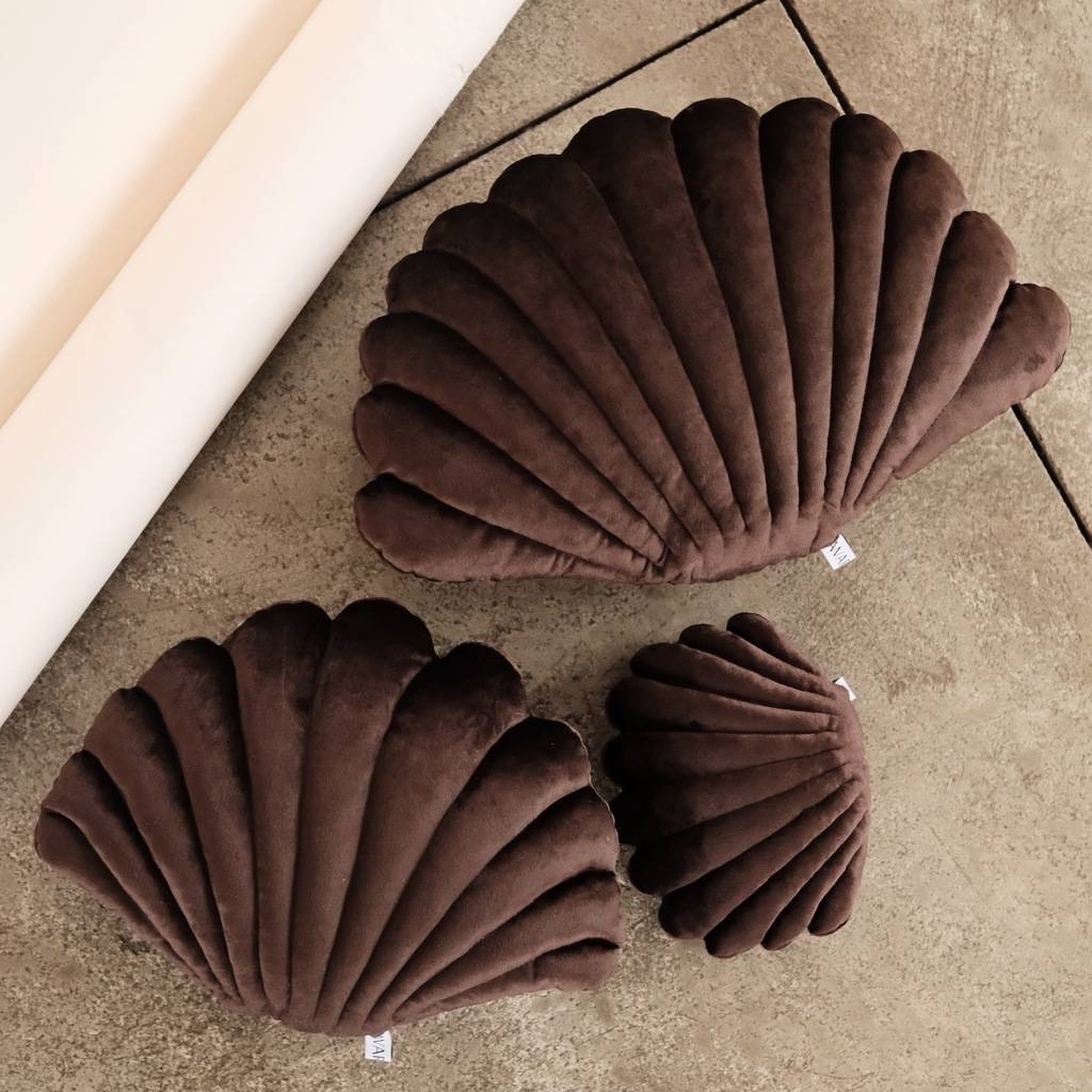 Подушка-ракушка декоративная "Awareness" шоколадная