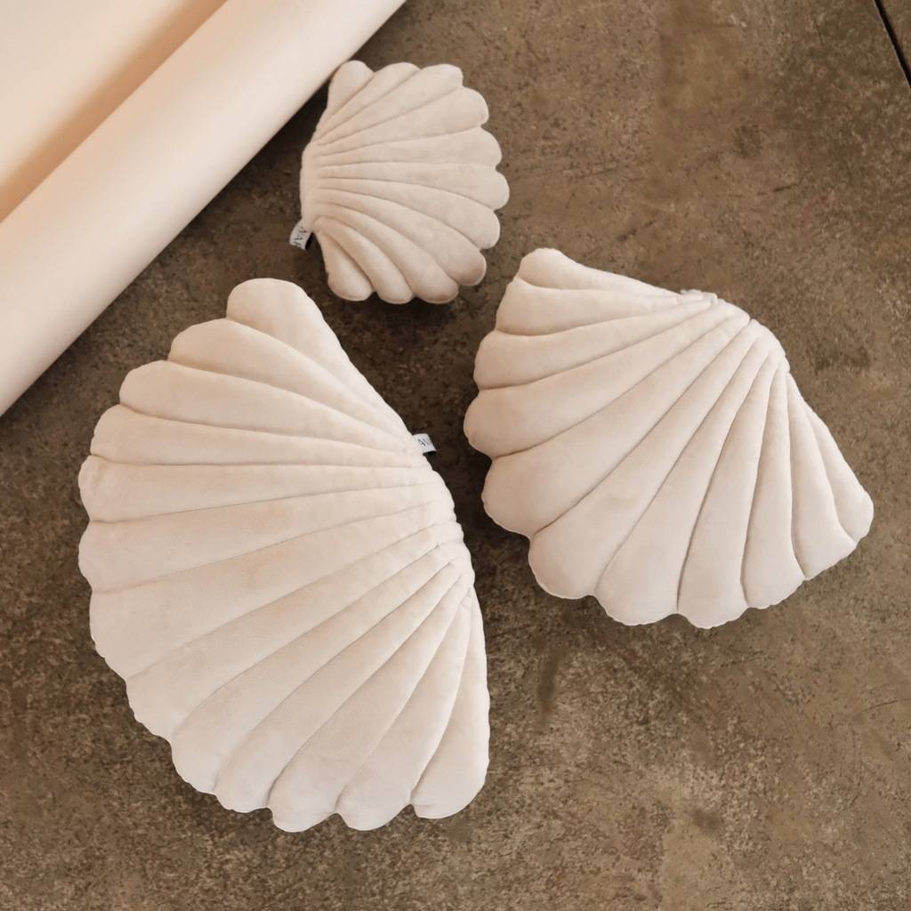 Подушка-ракушка декоративная "Awareness" бежевая