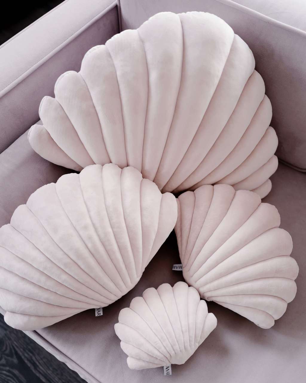 Подушка-ракушка декоративная "Awareness" бледно-розовая