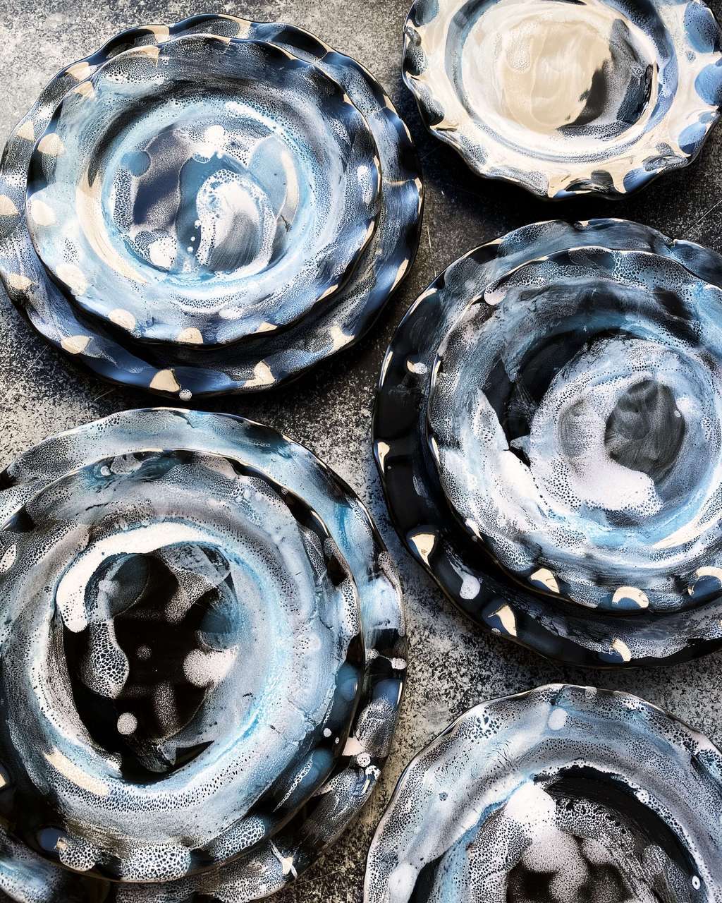 Серия тарелок и блюд "Черный космос"