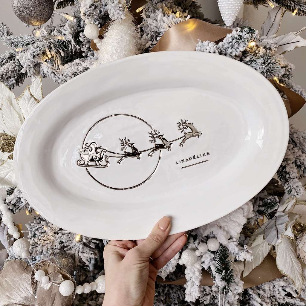 Овальное новогоднее блюдо с упряжкой Деда Мороза
