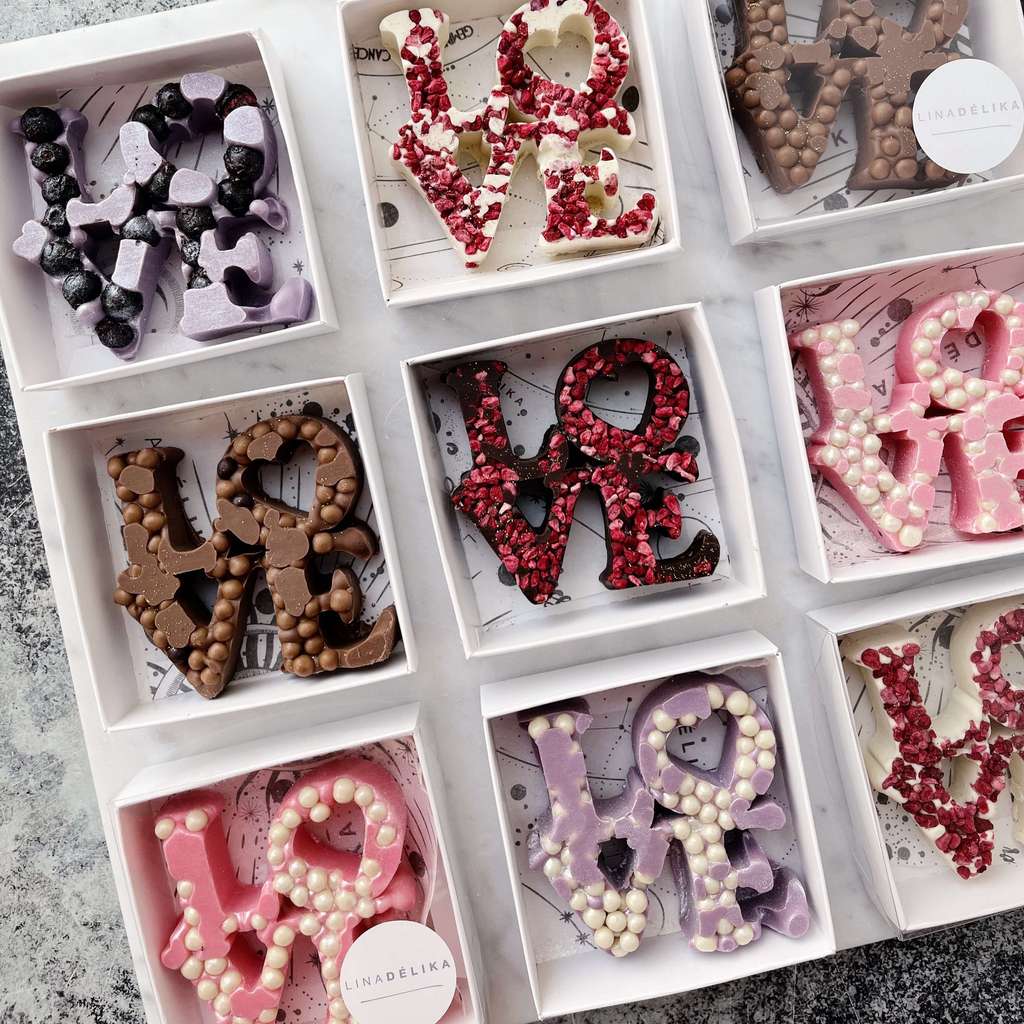 Надпись LOVE с сублимированными ягодами и орехами