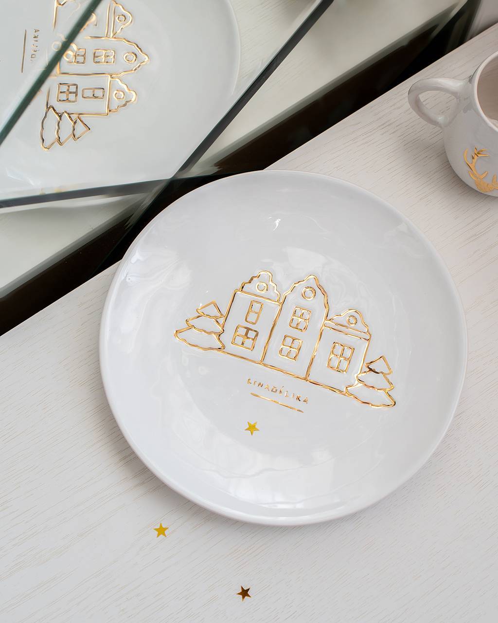 Круглое новогоднее блюдо с домиками и елками