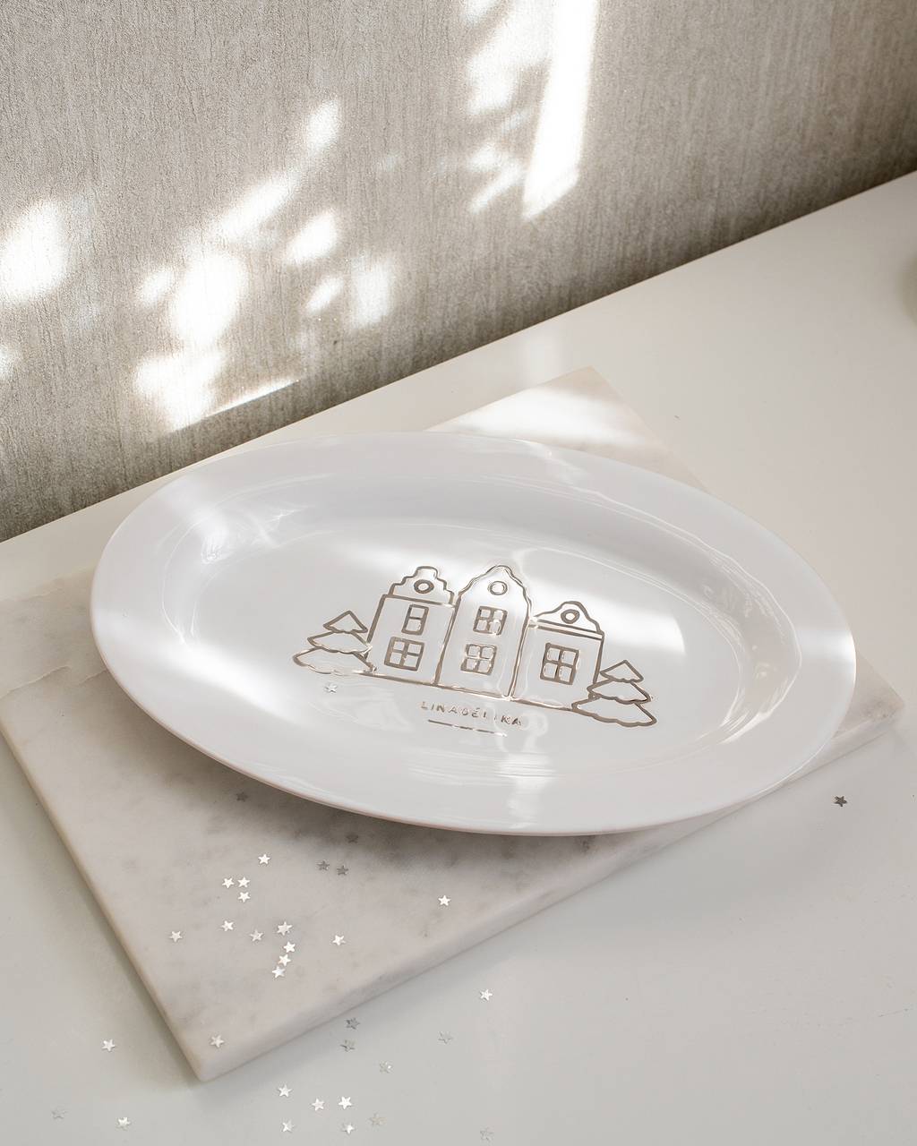 Овальное новогоднее блюдо с домиками и елками