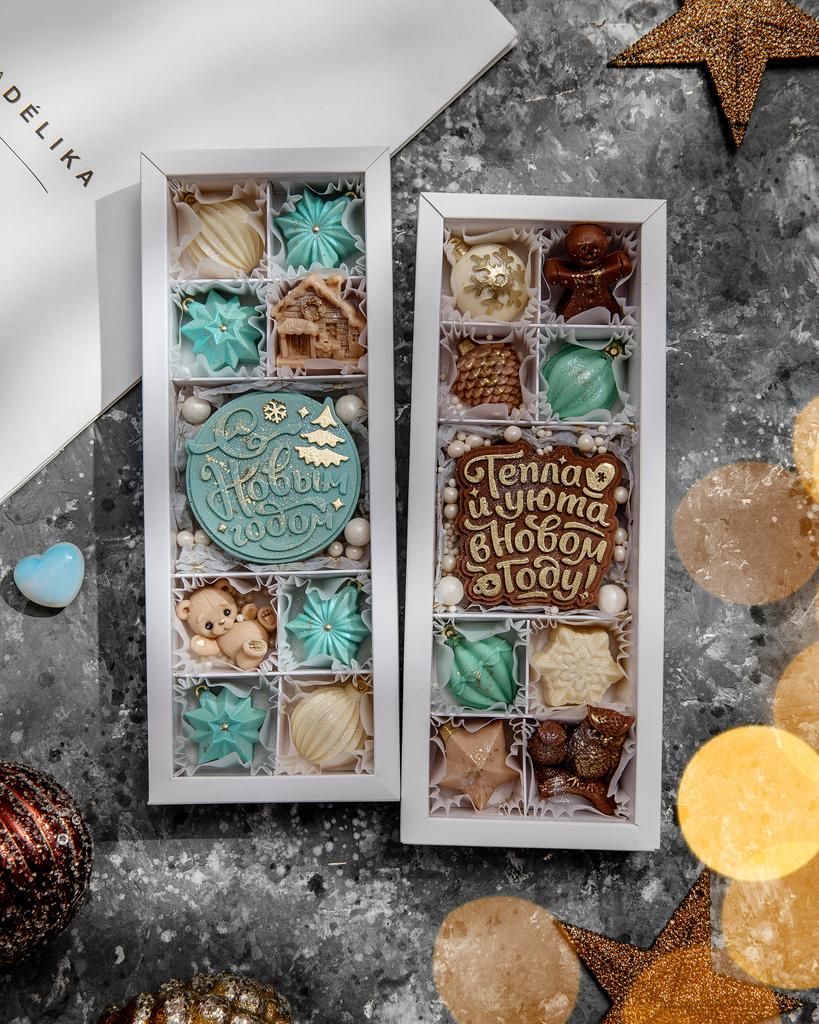 Коробка шоколадных конфет из белого и молочного шоколада с надписью