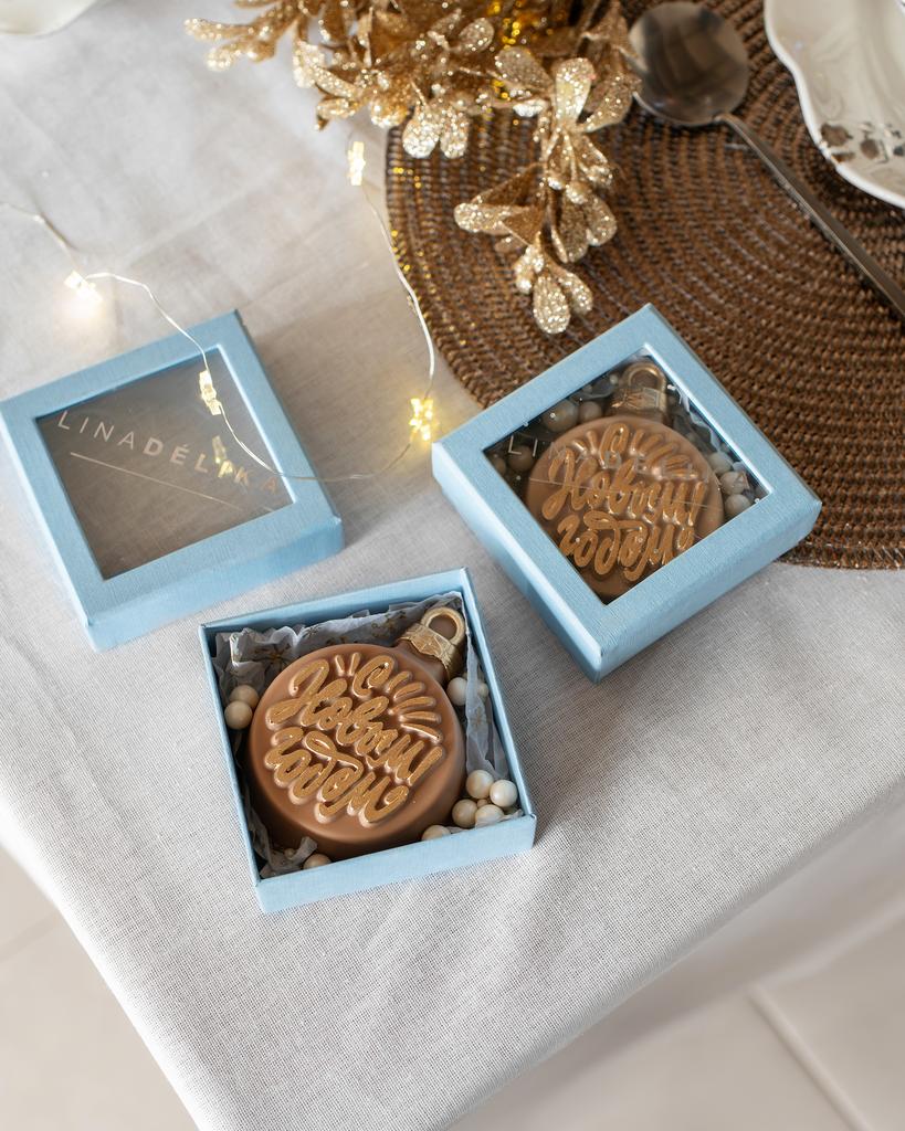 Шоколадный новогодний шар из молочного шоколада