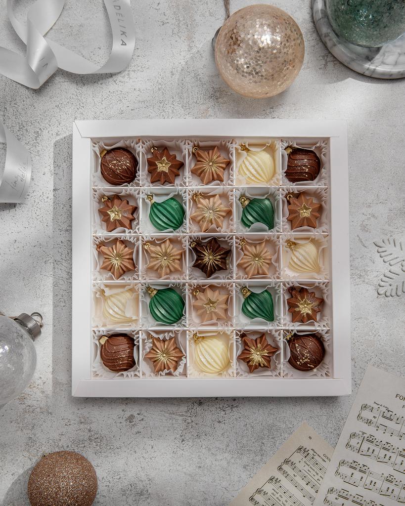 Большая коробка шоколадных конфет из белого и молочного шоколада